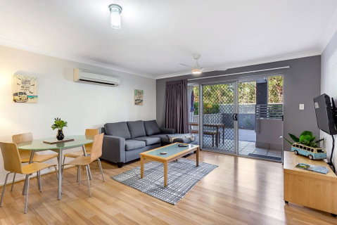 Shoal Bay Beach Apartments, 6/2 Shoal Bay Road - Rental Cars 3