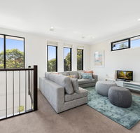 Spacious 4-Bed House with Parking and Backyard - Rental Cars
