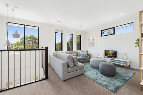 Spacious 4-Bed House With Parking And Backyard - Rental Cars 0