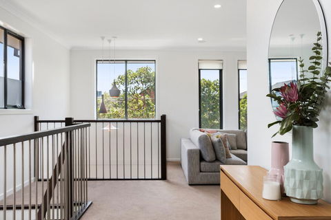 Spacious 4-Bed House With Parking And Backyard - Rental Cars 1