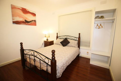 Sunny House - Melbourne Airport Home - Rental Cars 2