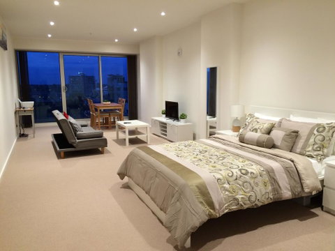 Tasha's Apartments On Morphett - Rental Cars 0