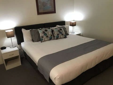 Tea Gardens Motel - Rental Cars 0