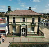 The Bank Guesthouse Glen Innes - Rental Cars