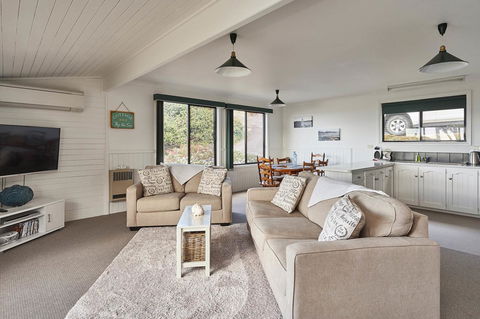 KINGFISHER COTTAGE Beachfront At The Binalong Bay - Rental Cars 4