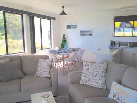 KINGFISHER COTTAGE Beachfront At The Binalong Bay - Rental Cars 24
