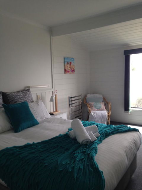 KINGFISHER COTTAGE Beachfront At The Binalong Bay - Rental Cars 23