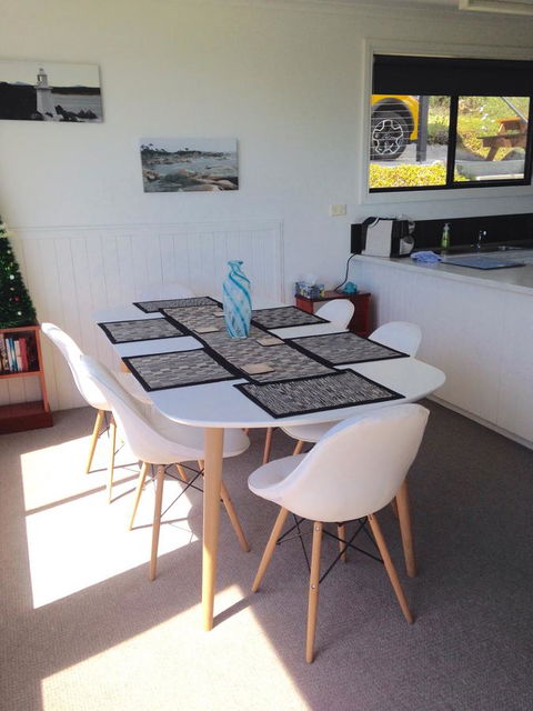 KINGFISHER COTTAGE Beachfront At The Binalong Bay - Rental Cars 14
