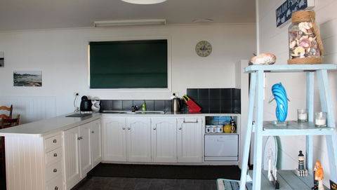 KINGFISHER COTTAGE Beachfront At The Binalong Bay - Rental Cars 20