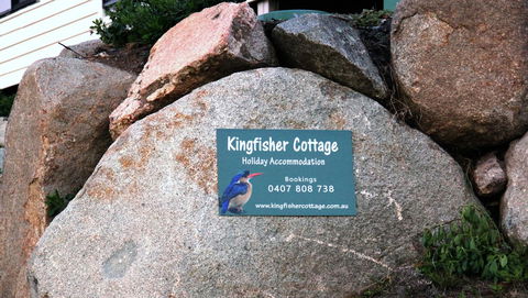 KINGFISHER COTTAGE Beachfront At The Binalong Bay - Rental Cars 15
