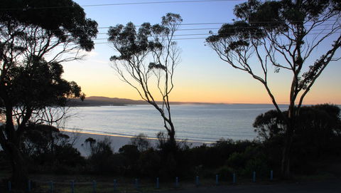 KINGFISHER COTTAGE Beachfront At The Binalong Bay - Rental Cars 19