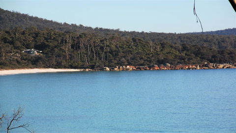 KINGFISHER COTTAGE Beachfront At The Binalong Bay - Rental Cars 12