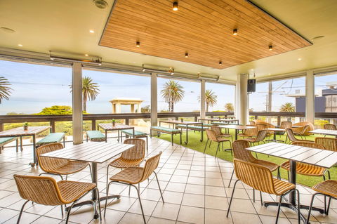 Nightcap At Sandringham Hotel - Rental Cars 6