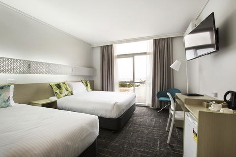 Nightcap At Sandringham Hotel - Rental Cars 16