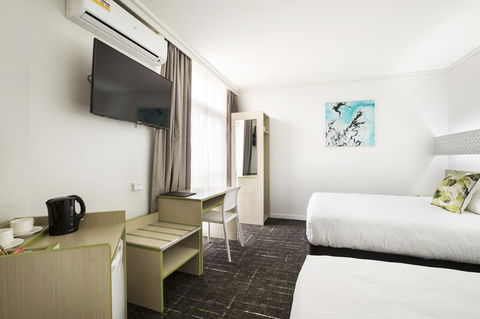 Nightcap At Sandringham Hotel - Rental Cars 17