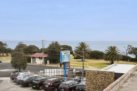 Nightcap At Sandringham Hotel - Rental Cars 29