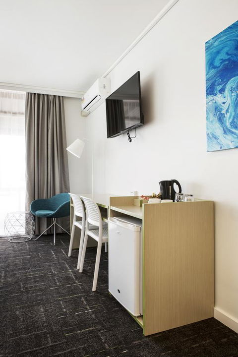 Nightcap At Sandringham Hotel - Rental Cars 14