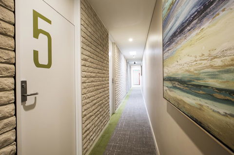 Nightcap At Sandringham Hotel - Rental Cars 15