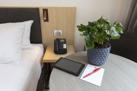 Ibis Melbourne Central - Rental Cars 8