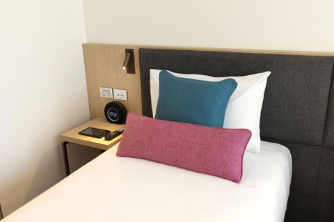 Ibis Melbourne Central - Rental Cars 9
