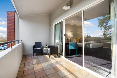 All Seasons Resort Hotel Bendigo - Rental Cars 3