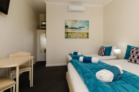 Bendigo Oval Motel - Rental Cars 3