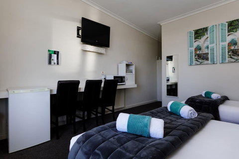 Bendigo Oval Motel - Rental Cars 10