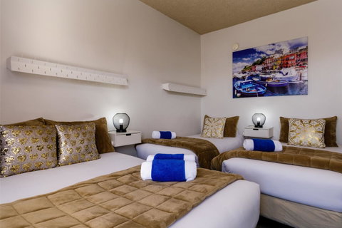 Bendigo Oval Motel - Rental Cars 9