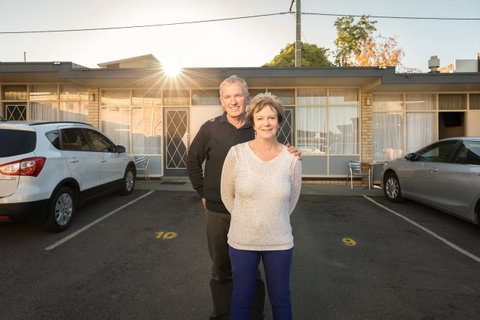 Bendigo Oval Motel - Rental Cars 1