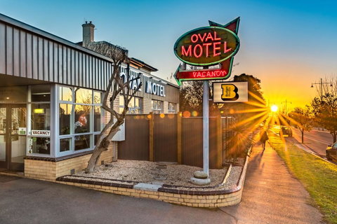 Bendigo Oval Motel - Rental Cars 0