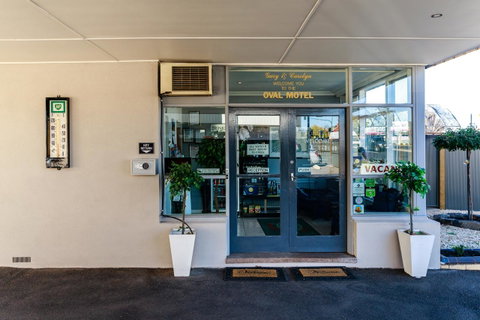 Bendigo Oval Motel - Rental Cars 23