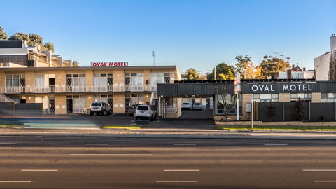 Bendigo Oval Motel - Rental Cars 25