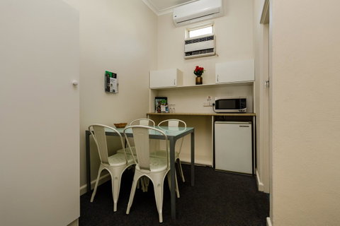 Bendigo Oval Motel - Rental Cars 6