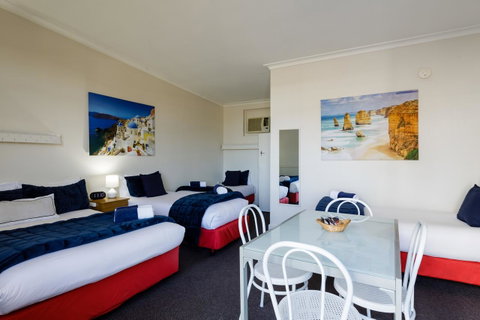 Bendigo Oval Motel - Rental Cars 14