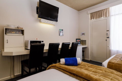 Bendigo Oval Motel - Rental Cars 8