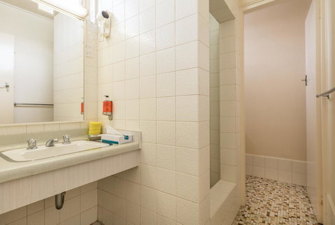 Bendigo Oval Motel - Rental Cars 16