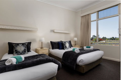 Bendigo Oval Motel - Rental Cars 11