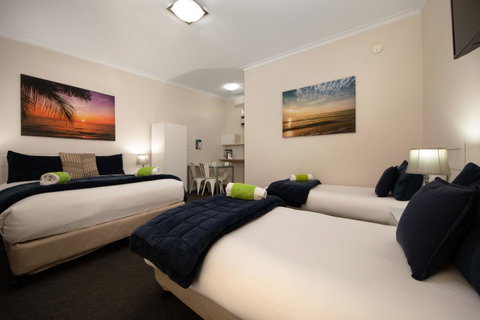 Bendigo Oval Motel - Rental Cars 7