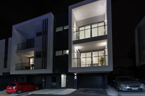 Doncaster Private Collection 2 Bed Townhouse@Pearl - Rental Cars 14