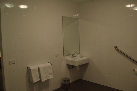 CROWN CENTRAL BUSINESS DISTRICT MOTEL - NO UNDER 18s - Rental Cars 39
