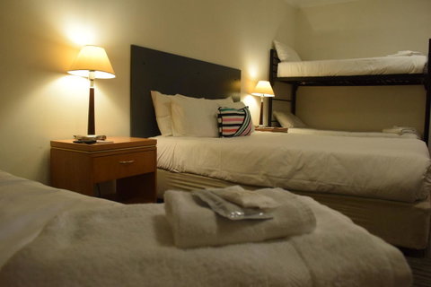 CROWN CENTRAL BUSINESS DISTRICT MOTEL - NO UNDER 18s - Rental Cars 38