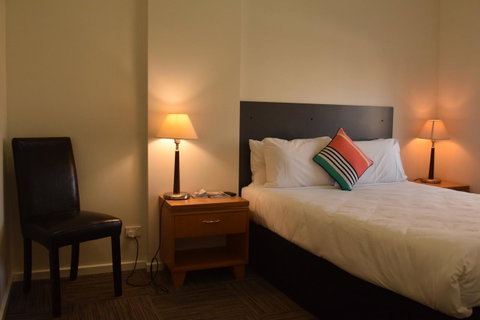 CROWN CENTRAL BUSINESS DISTRICT MOTEL - NO UNDER 18s - Rental Cars 33