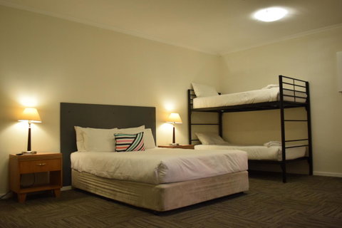 CROWN CENTRAL BUSINESS DISTRICT MOTEL - NO UNDER 18s - Rental Cars 40