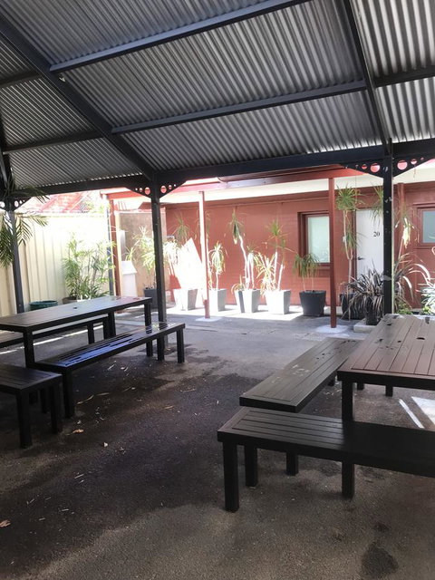 CROWN CENTRAL BUSINESS DISTRICT MOTEL - NO UNDER 18s - Rental Cars 16