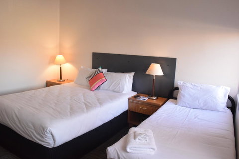 CROWN CENTRAL BUSINESS DISTRICT MOTEL - NO UNDER 18s - Rental Cars 31