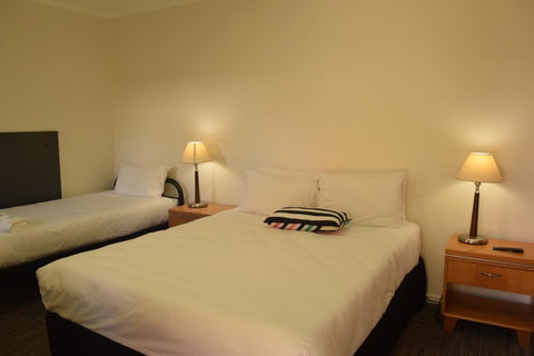 CROWN CENTRAL BUSINESS DISTRICT MOTEL - NO UNDER 18s - Rental Cars 37