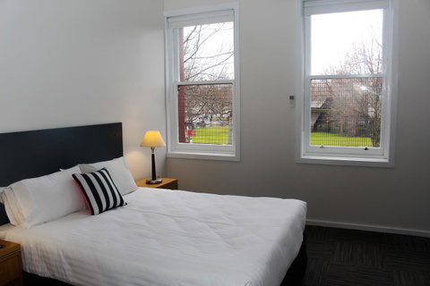 CROWN CENTRAL BUSINESS DISTRICT MOTEL - NO UNDER 18s - Rental Cars 23