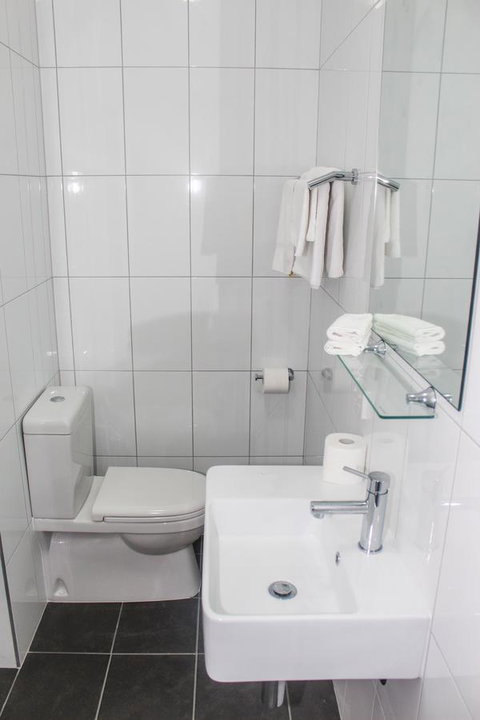 CROWN CENTRAL BUSINESS DISTRICT MOTEL - NO UNDER 18s - Rental Cars 17