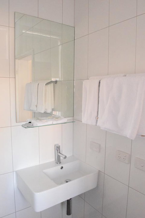 CROWN CENTRAL BUSINESS DISTRICT MOTEL - NO UNDER 18s - Rental Cars 29