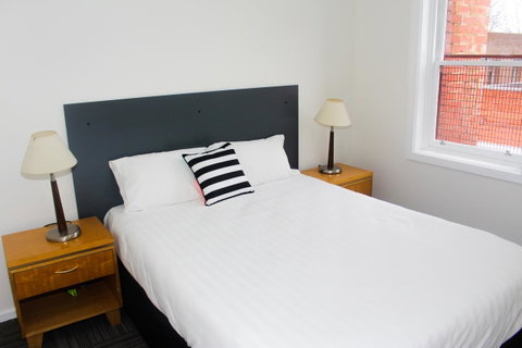 CROWN CENTRAL BUSINESS DISTRICT MOTEL - NO UNDER 18s - Rental Cars 44